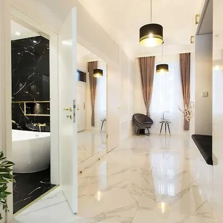 Luxurious King And Queen Bed Park4free Apartament