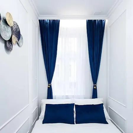 Luxurious King And Queen Bed Park4free Budapest