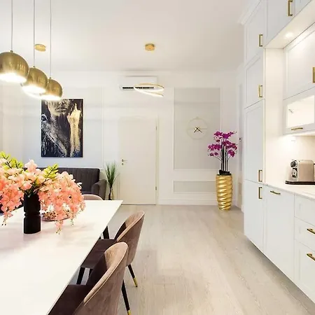 Appartement Luxurious King And Queen Bed Park4free