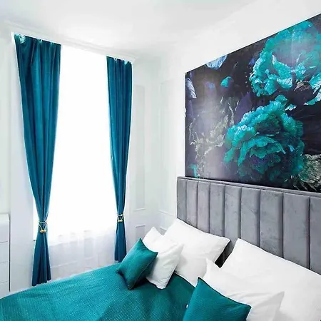 Luxurious King And Queen Bed Park4free Boedapest